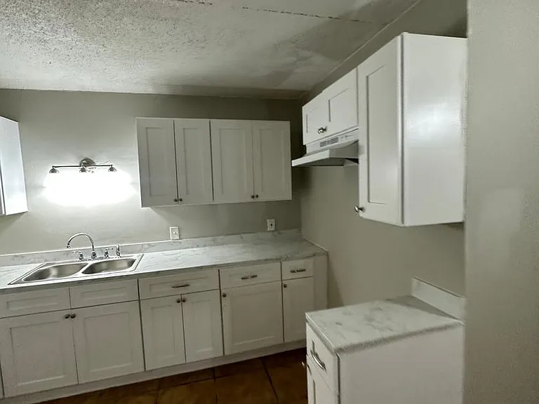 2851 Sophia St — Photo 52