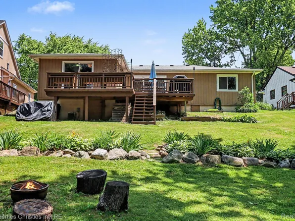 9567 Susin Ln, Clarkston, MI 48348