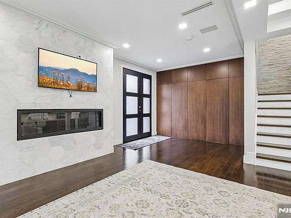 3rd image of 14 Valley Pl