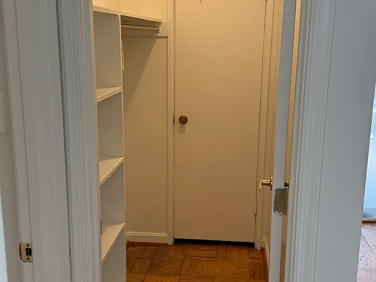 2911 Charing Cross Rd #6 — Photo 8