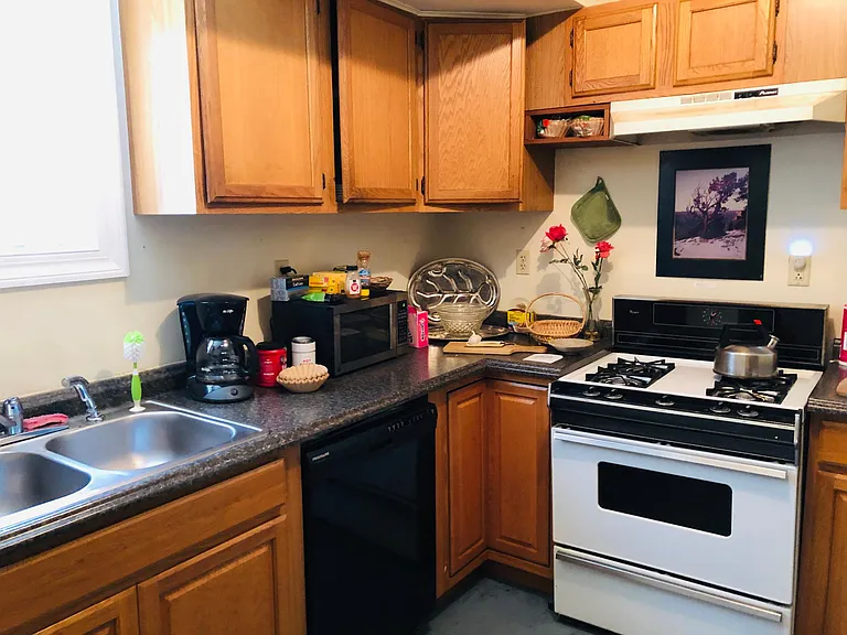 Kitchen fully stocked plates glasses dishes cookwAre all included!