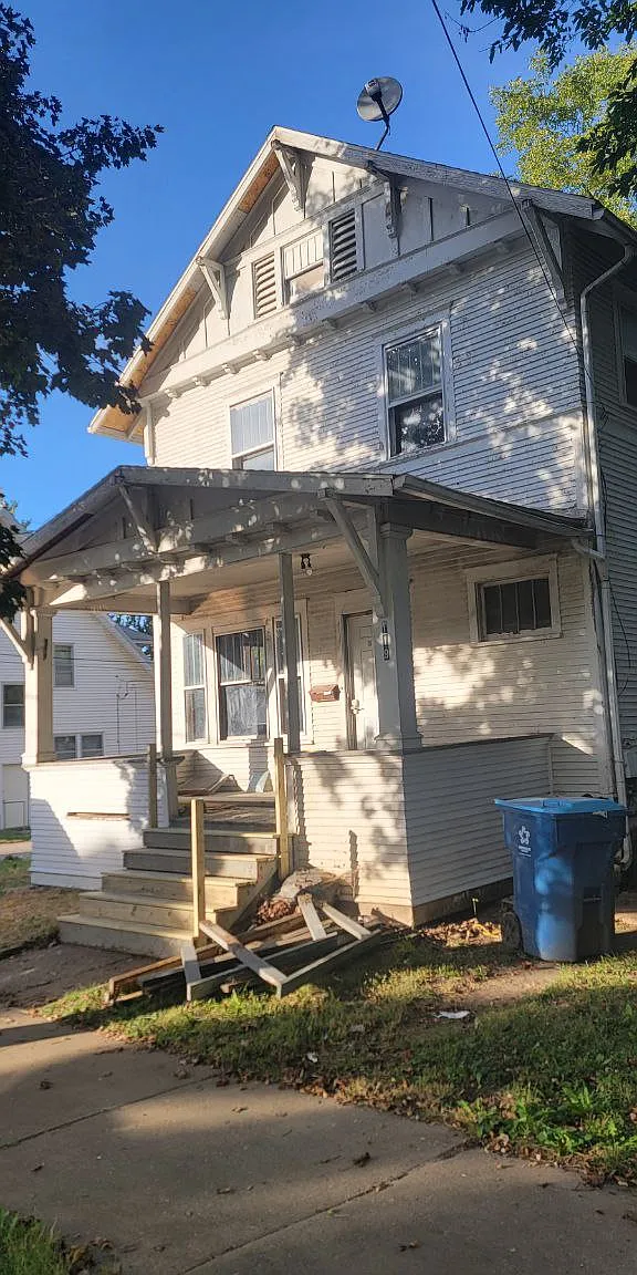 3 bed, 1.5 bath, 1344 sqft, $1,000 — Photo 1