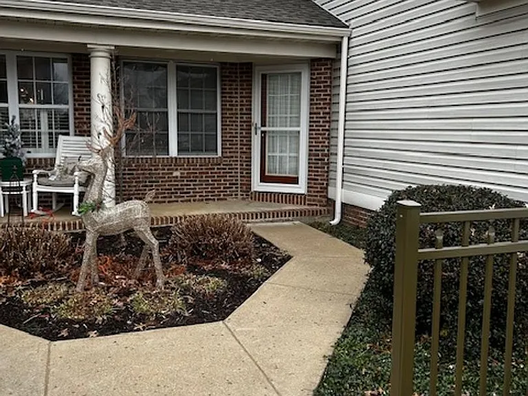 527 Oak Hill Ln — Photo 3