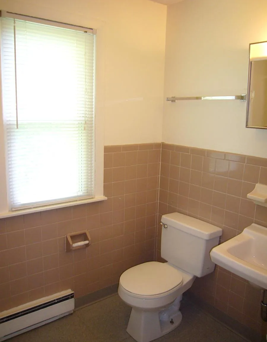 4 bed, 1.5 bath, 1316 sqft, $4,250 — Photo 2