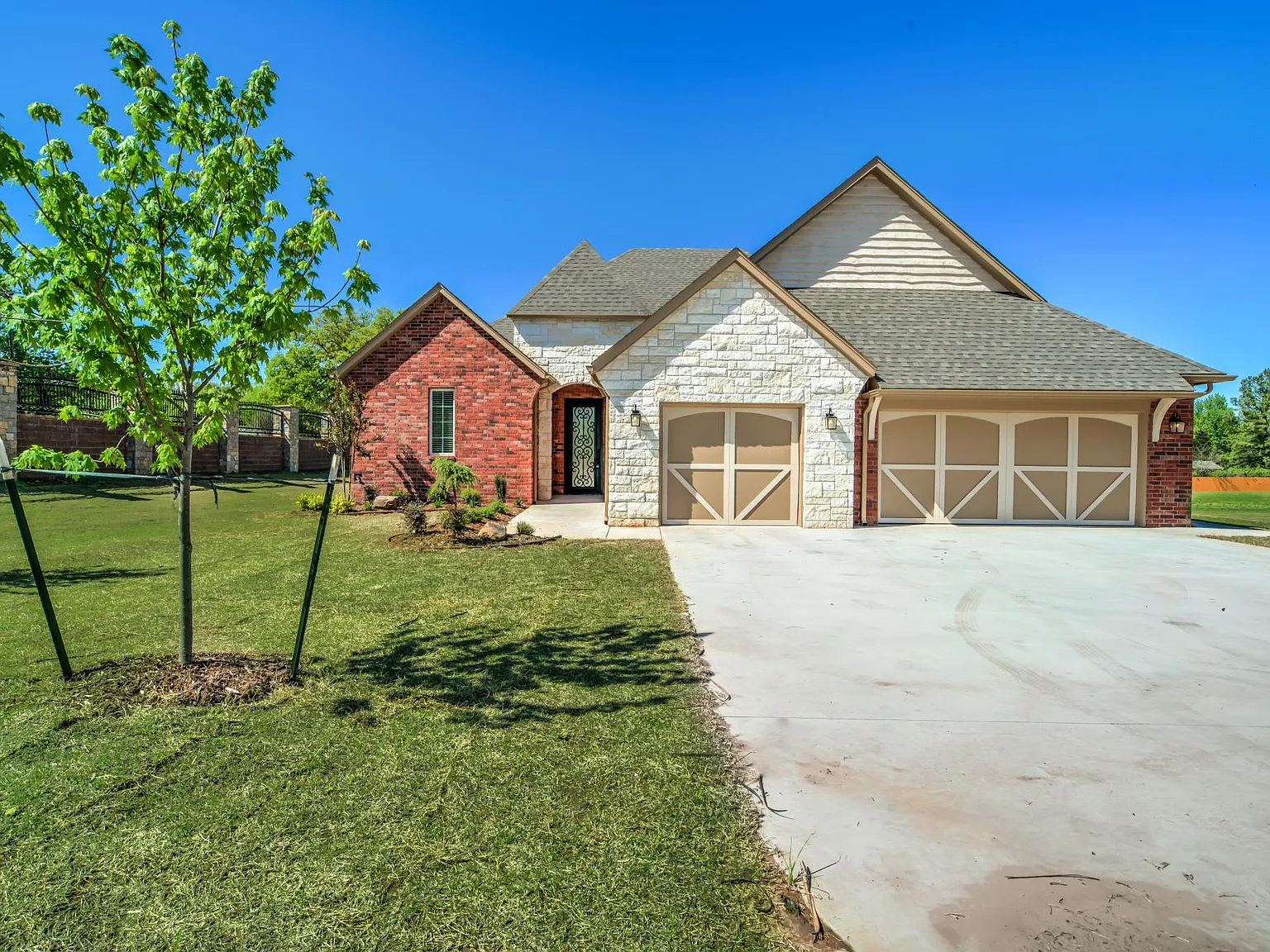 3 bed, 2.5 bath, 2200 sqft, $2,295 — Photo 2