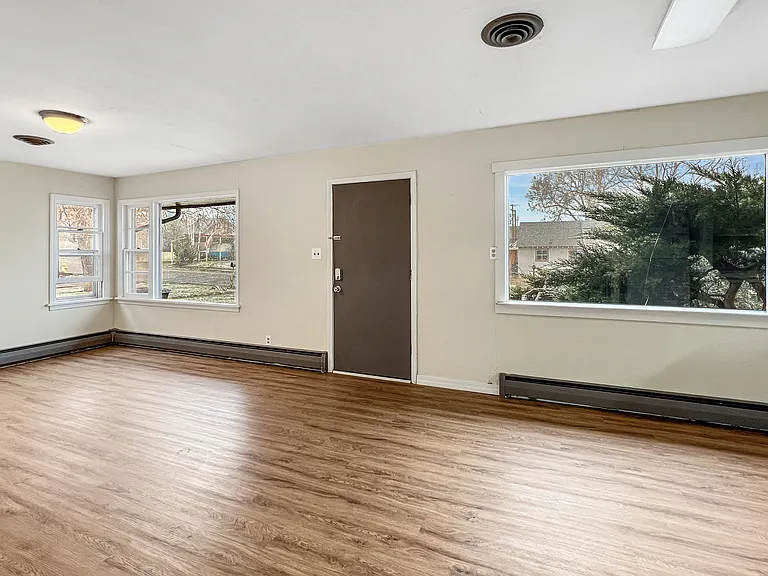 506 N Ash St — Photo 5