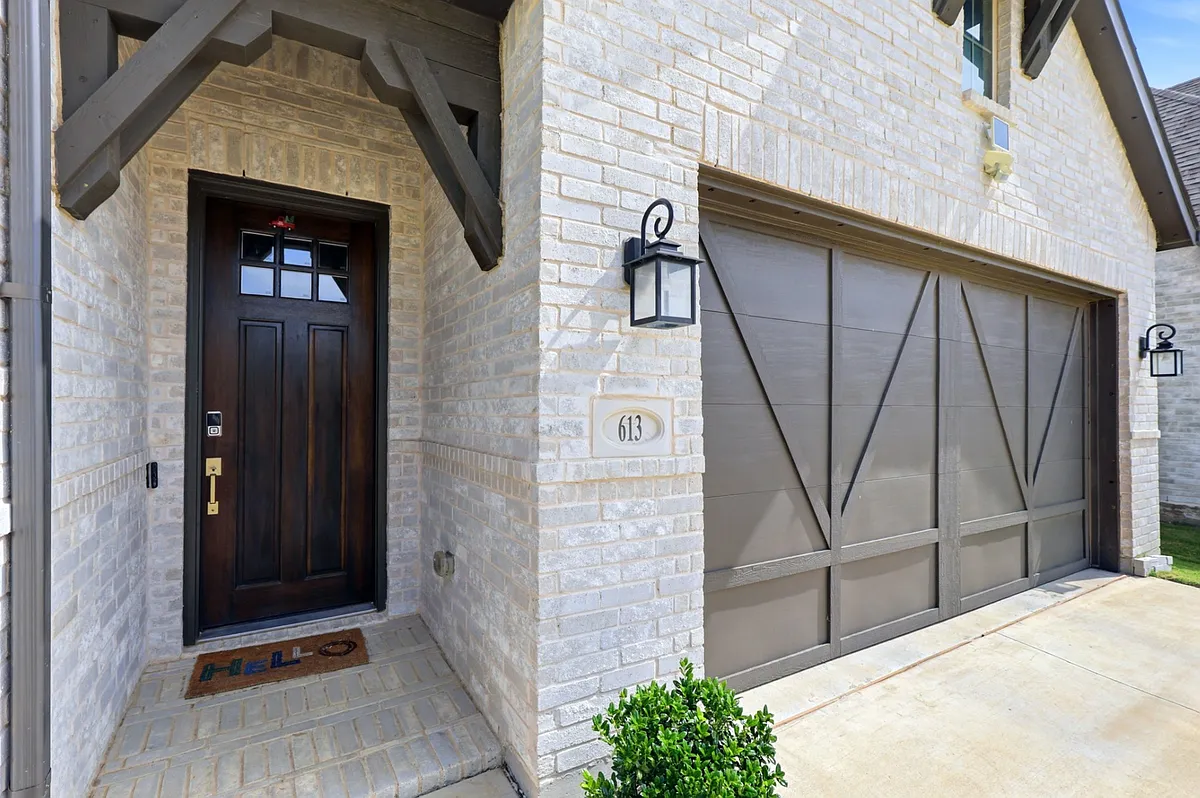 Building Photo - 613 Oakmoss St