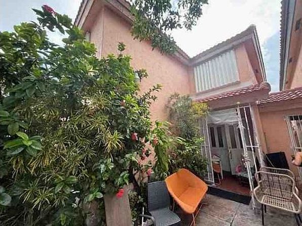 851 SW 104th Ct