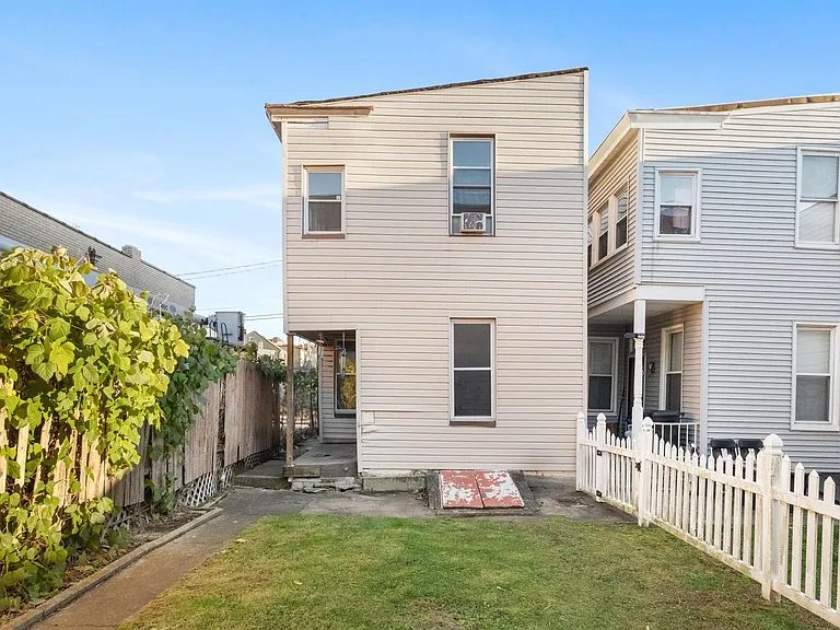 4431 Howley St — Photo 2