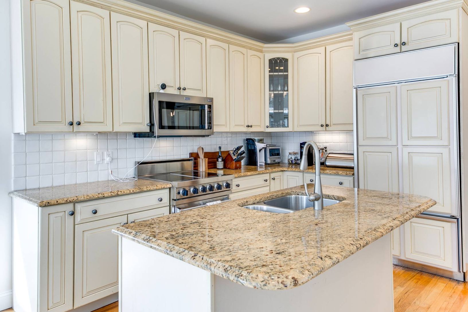  CHEF'S KITCHEN