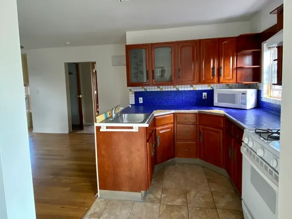 95 Charles St APT 2, Lynbrook, NY 11563