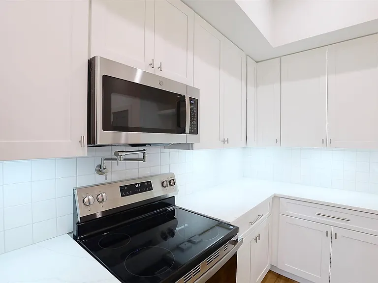 421 E 41st St — Photo 13