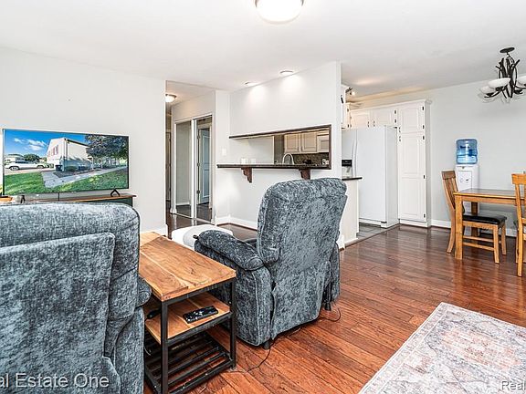 2nd image of 2987 Maplewood Ct #D