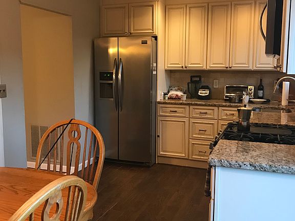 4th image of 17 Hickory Ct