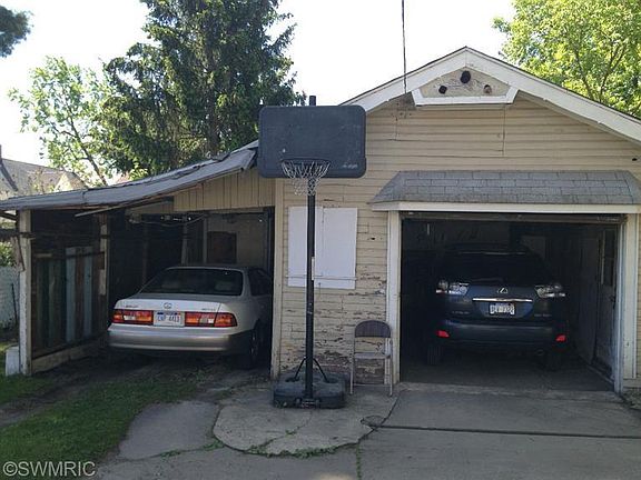 2nd image of 872 Crosby St NW