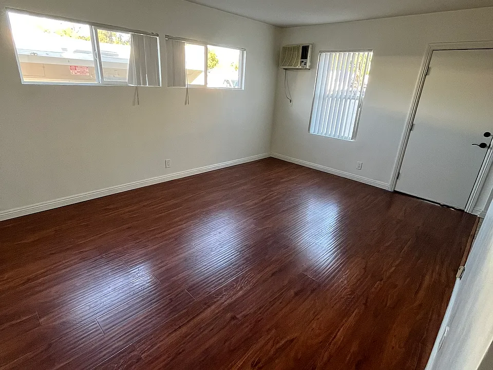 13527 Victory Blvd #3