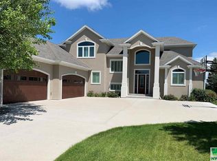 200 Saddlebrook Ct, Dakota Dunes, SD 57049