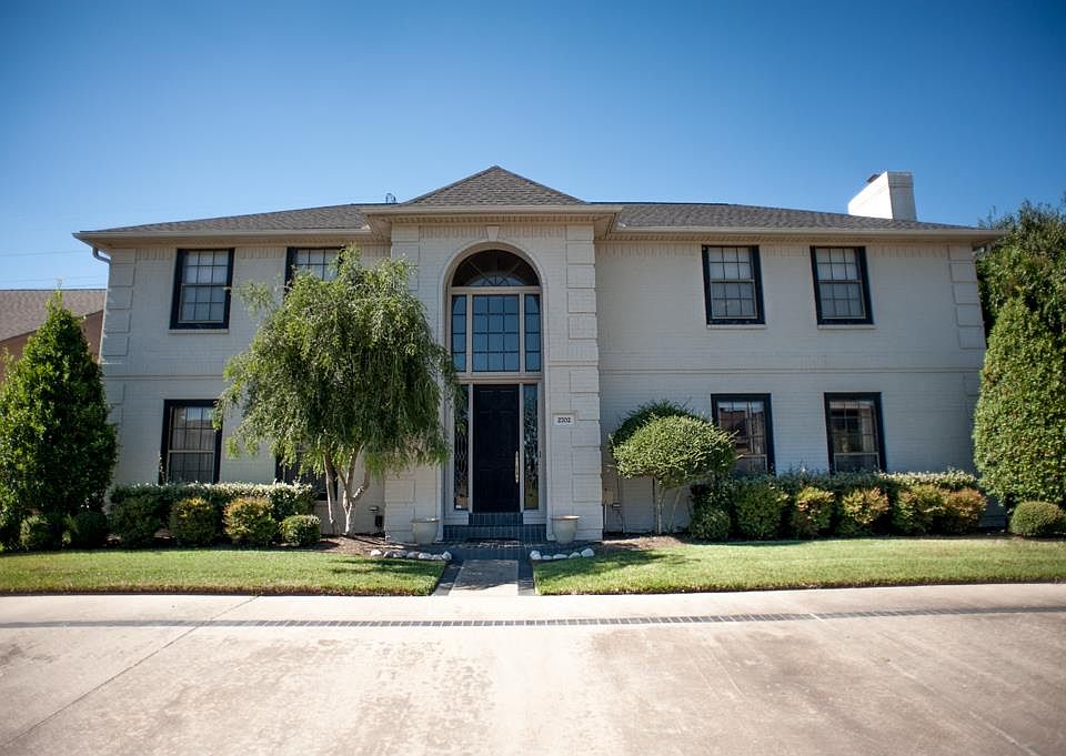 1st image of 2702 Country Club Dr