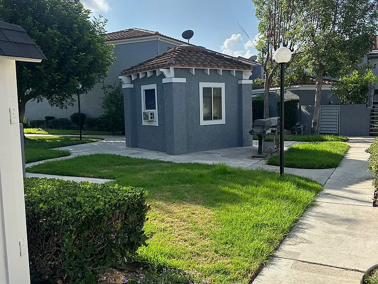 Citrus court apartment main office in the middle of the four building of the property. 6412-6418 two-bedrooms apartment. 6414-6416 is one-bedroom apartment. Very family-oriented and tenants' neighborhood watch.