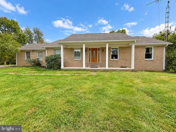 274 Dogwood Manor Dr, Shenandoah Junction, WV 25442