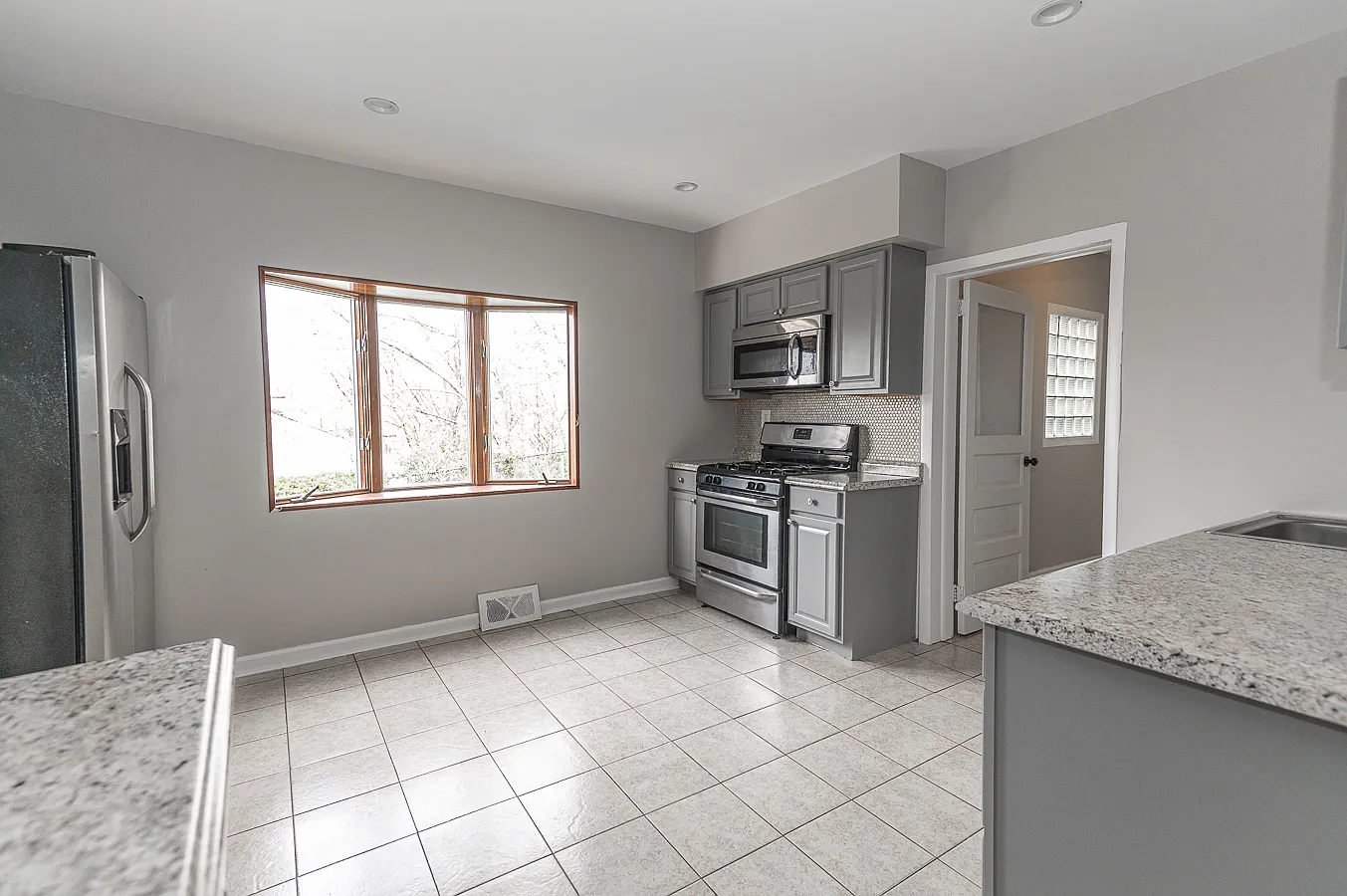 5 bed, 2800 sqft, $2,250 — Photo 3