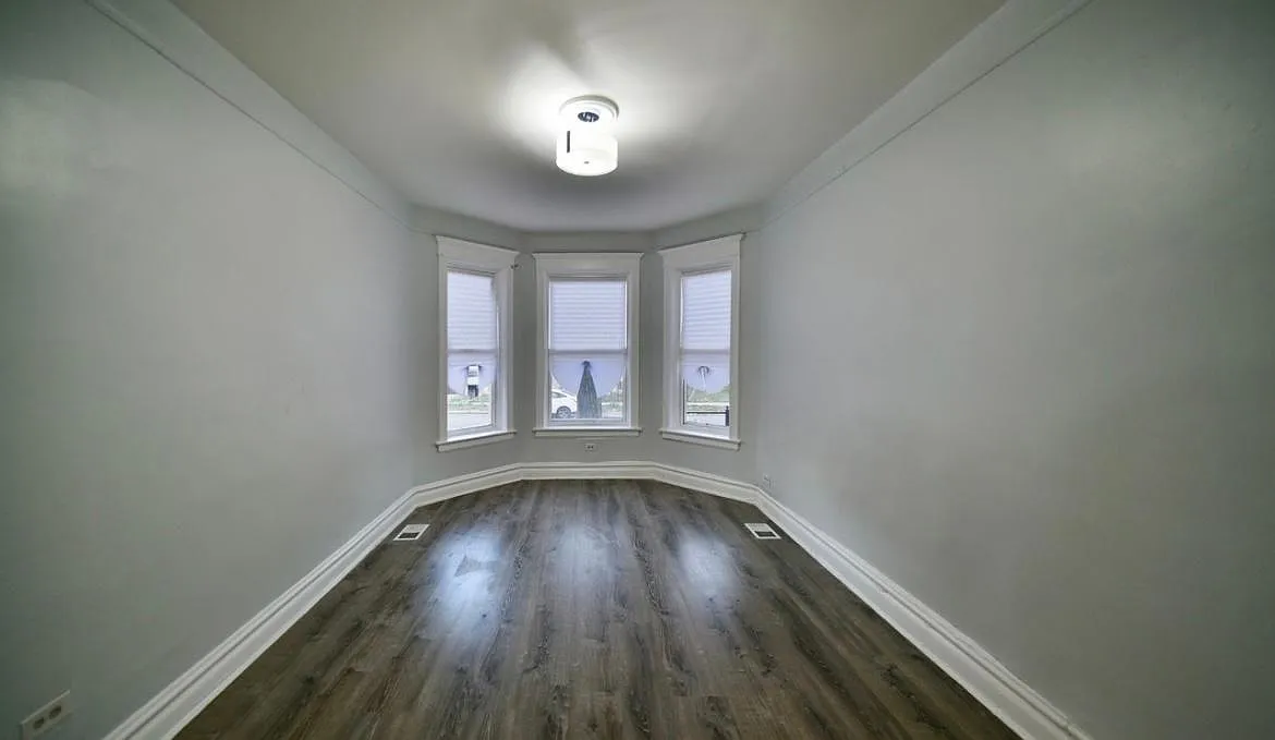6344 S Eberhart Ave — Photo 2