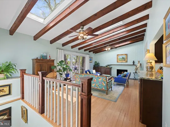 6439 Lakeview Dr, Falls Church, VA 22041