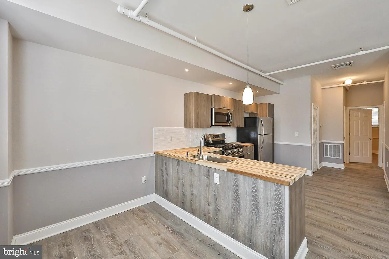 2 bed, 1.0 bath, 950 sqft, $1,800 — Photo 2
