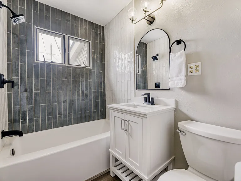 1015 W Longview Ave — Photo 14