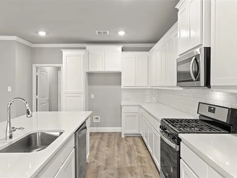 304 Community Dr — Photo 9