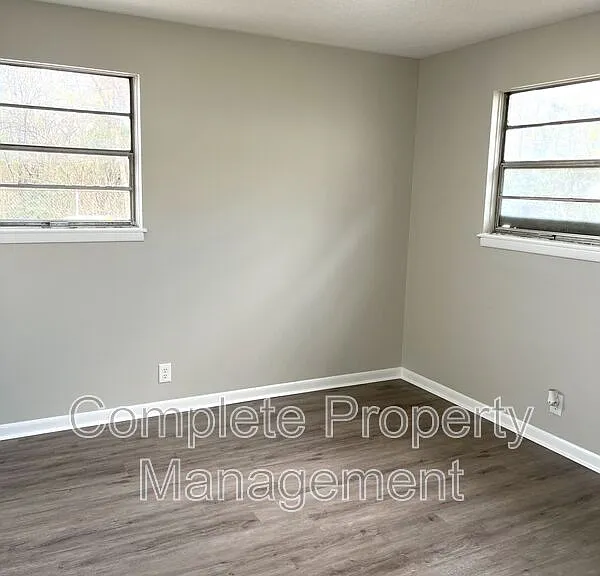 1108 Hall St — Photo 8