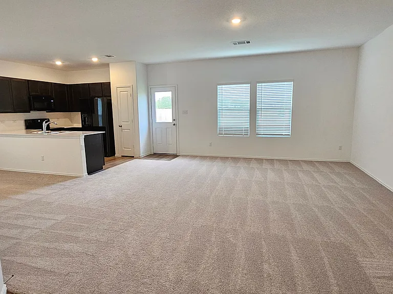 414 Bass Dr — Photo 4