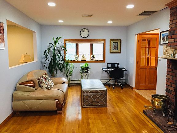 4th image of 23 Magnolia St