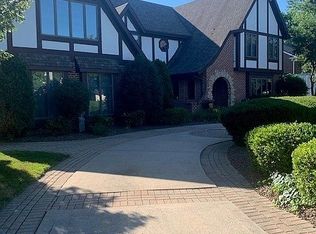 6001 Sedgley Ct, Burr Ridge, IL 60527