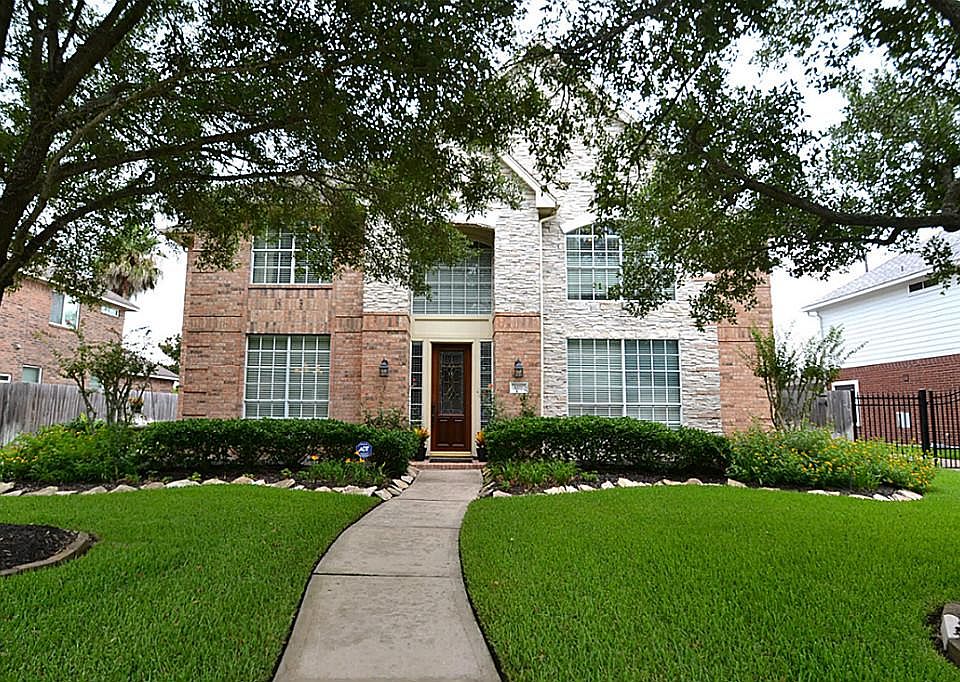 Front view of this exceptional home located at 607 Woodcastle Bend.