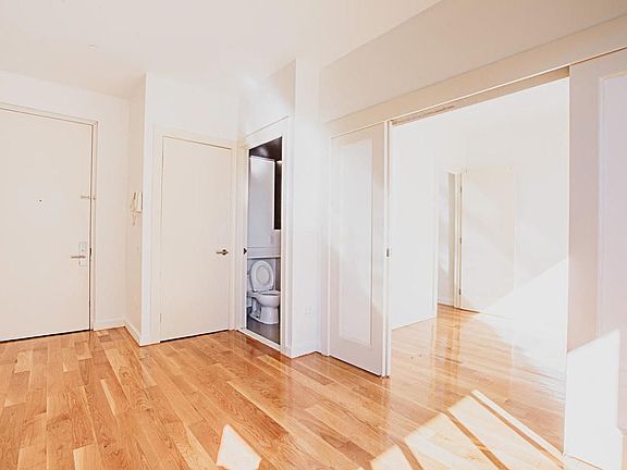 3rd image of 25 Montrose Ave APT 601