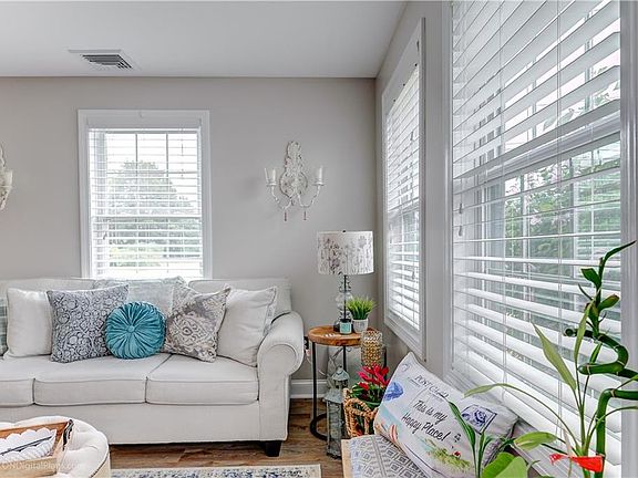 3rd image of 1070 Crandall Rd APT 4