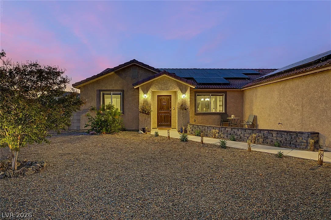 3 bed, 2.0 bath, 1929 sqft, $2,495 — Photo 2