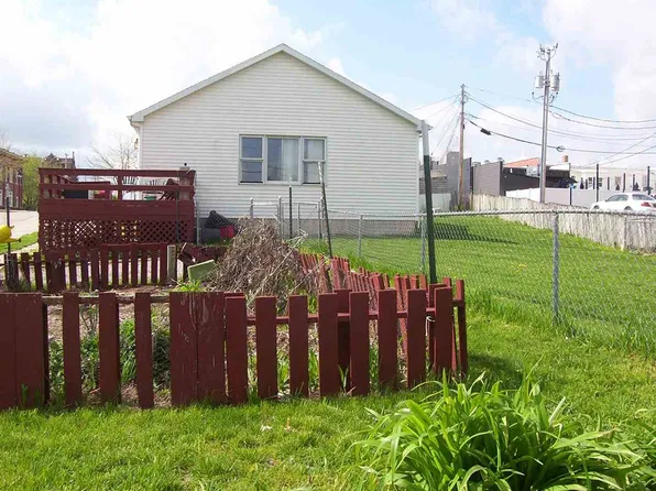 121 N Dubuque St, Solon, IA 52333