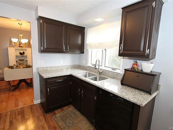 3rd image of 122 Heather Ln