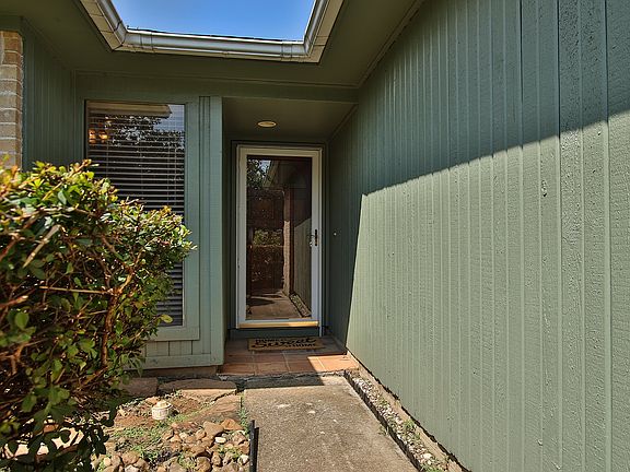 2nd image of 3015 Winchester Way