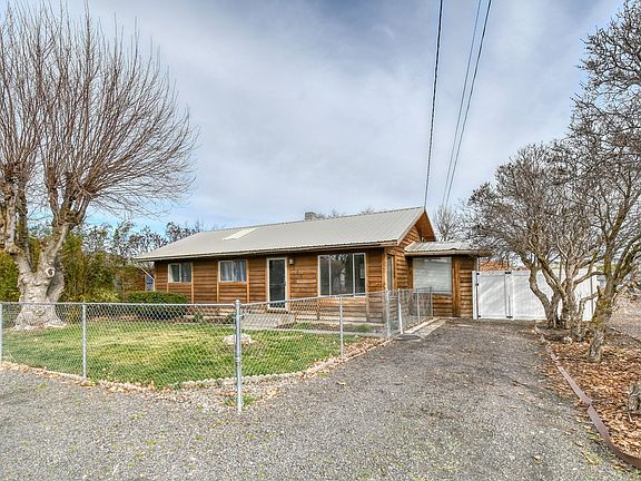 3rd image of 688 SW Cedar St