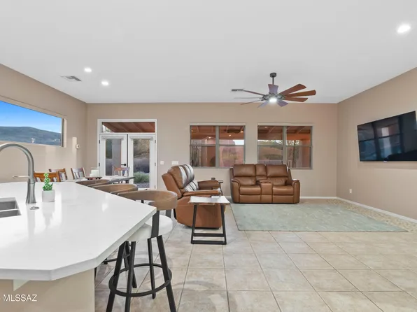 8183 N Sombrero Point Dr, Tucson, AZ 85743