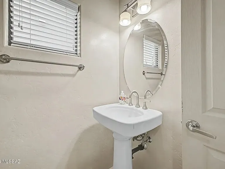 4112 N Thurston Ln #100 — Photo 6