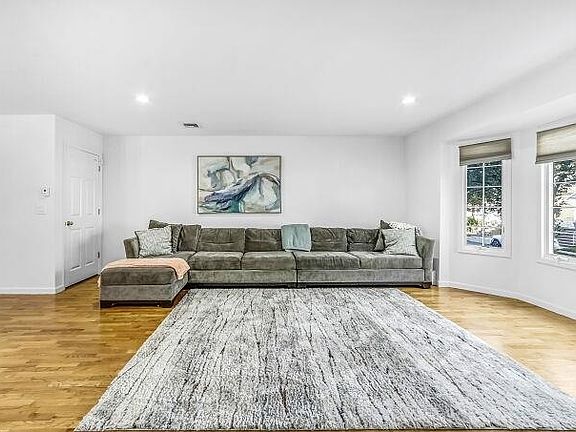 2nd image of 386A Park Ave