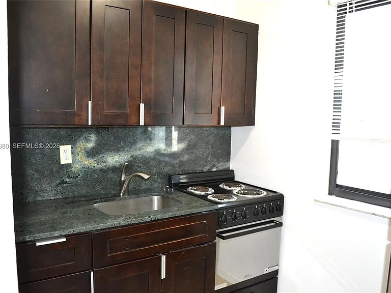 1035 SW 4th St #2 — Photo 5