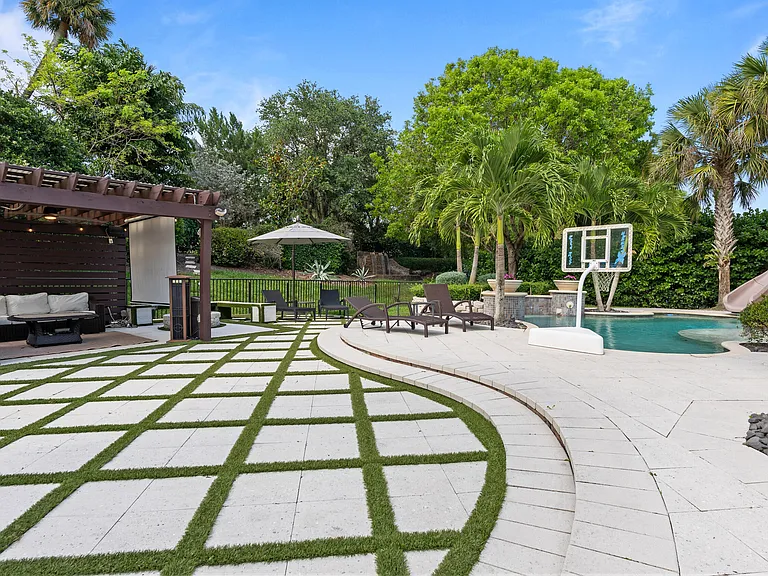 9521 Eden Mnr — Photo 28