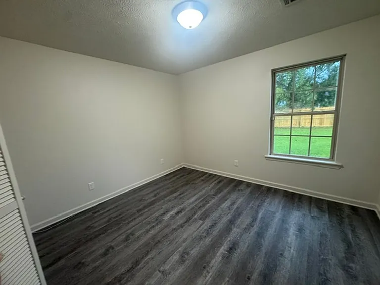 100 E Lauren Rd — Photo 7