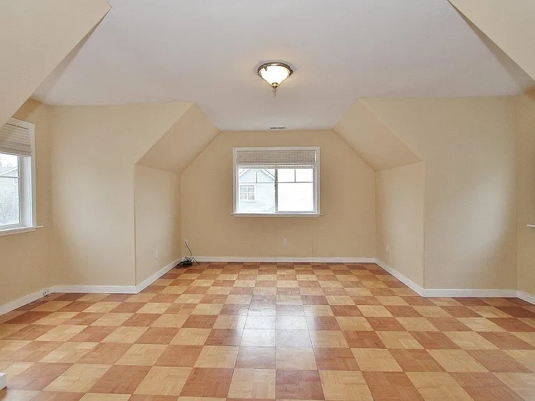 385 W Hale St — Photo 24
