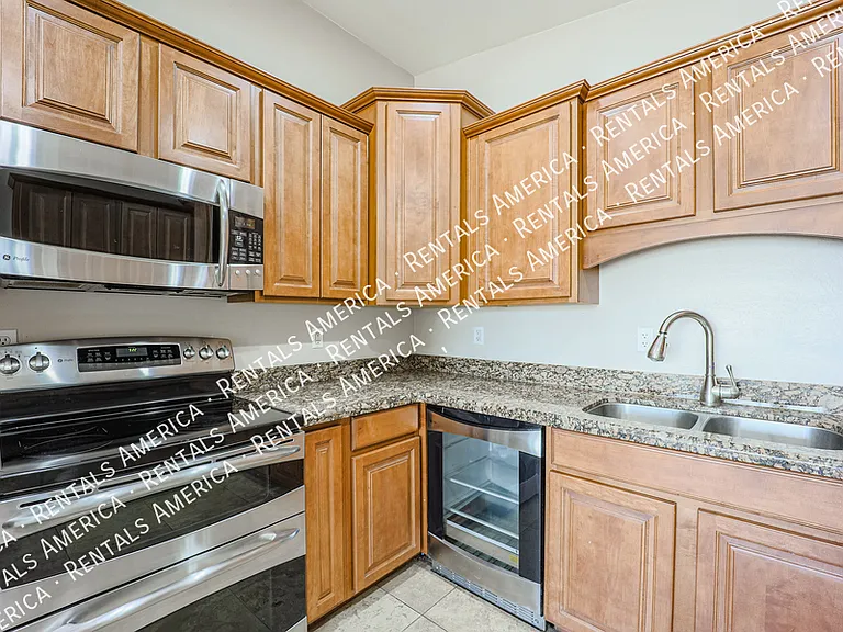 771 E Laredo St — Photo 13